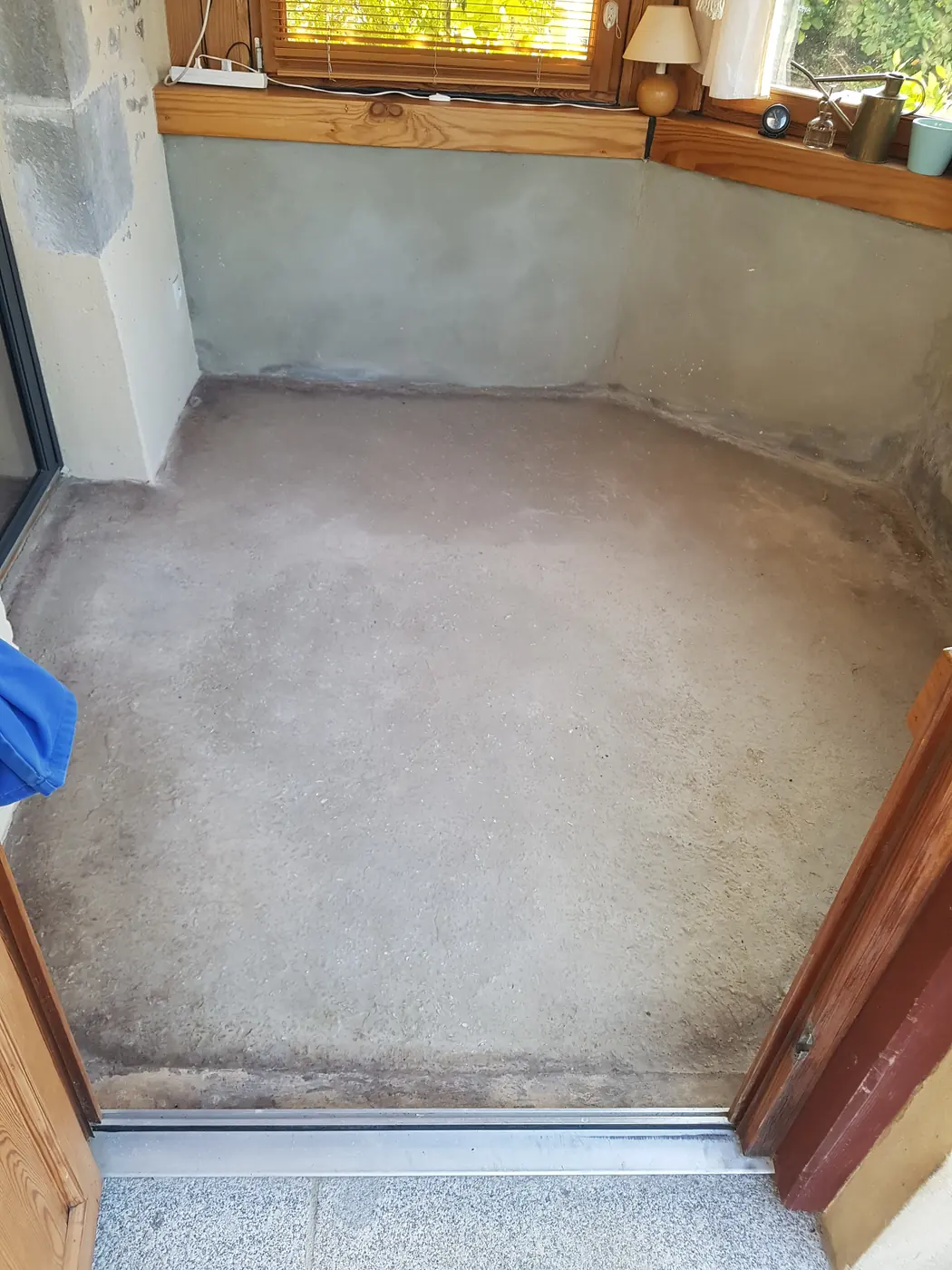 Pièce avant la pose : chape prête à carreler