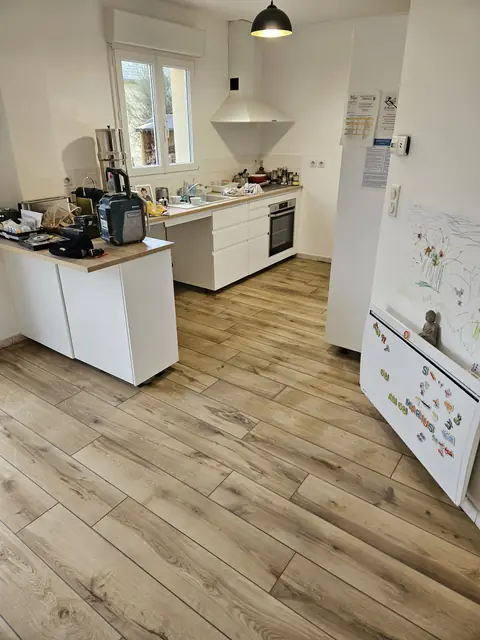 Cuisine ouverte avec sol en carreaux imitation parquet