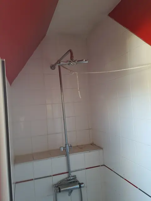 Douche sous pente avec banc carrelé