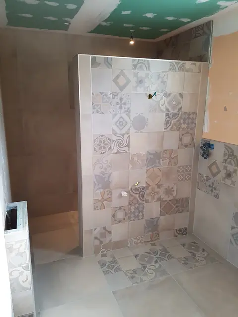 Douche à l’italienne avec carreaux à motifs patchwork