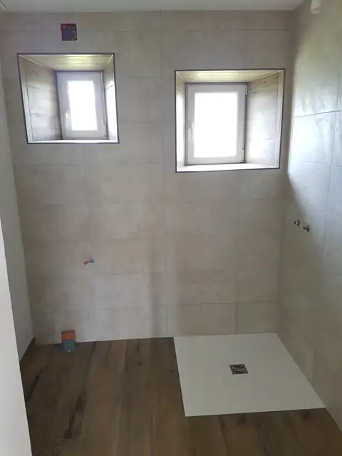 Douche à l’italienne avec deux niches et receveur blanc