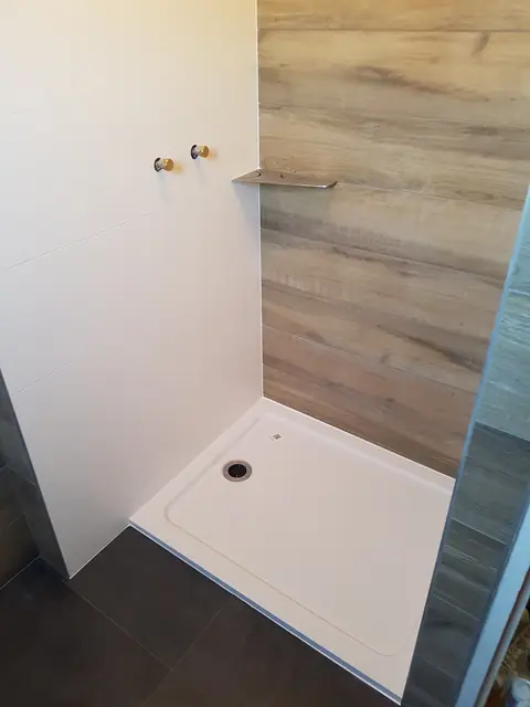 Douche avec mur imitation bois et receveur blanc