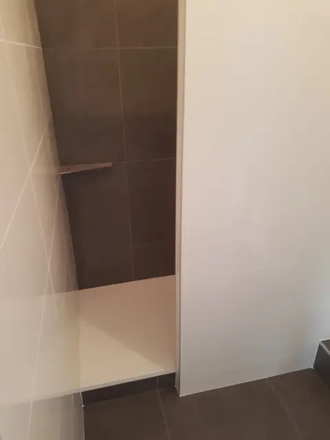 Niche et banc de douche carrelés en gris foncé