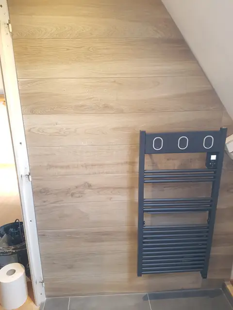 Mur imitation bois avec sèche-serviettes anthracite