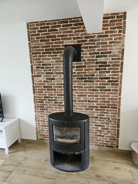 Parement en briques derrière un poêle