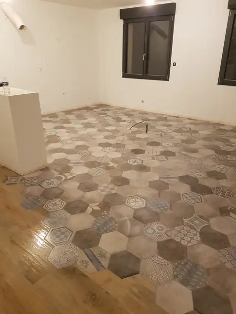 Sol en carreaux hexagonaux dans une pièce de vie