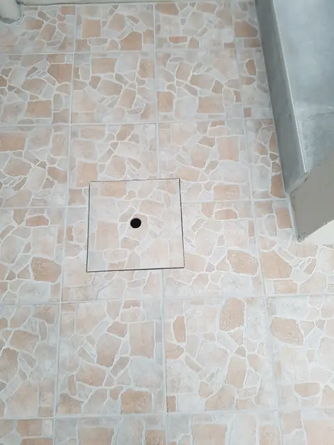 Sol en carreaux à découpe irrégulière