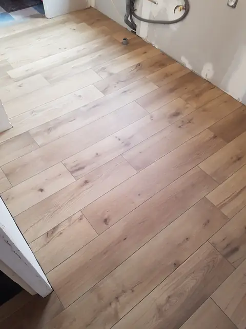 Sol en carreaux imitation parquet